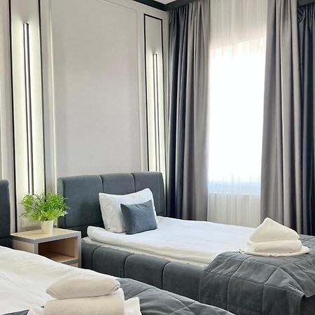 Caravan Hotel Karakol Bagian luar foto