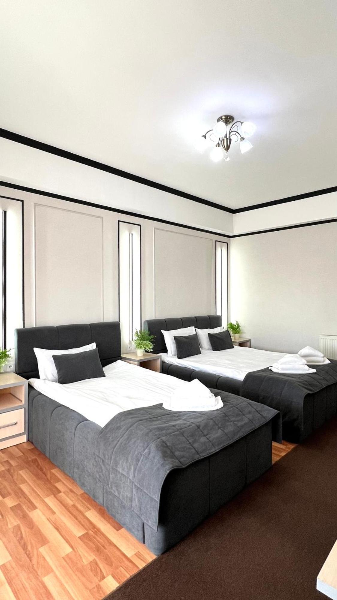 Caravan Hotel Karakol Bagian luar foto