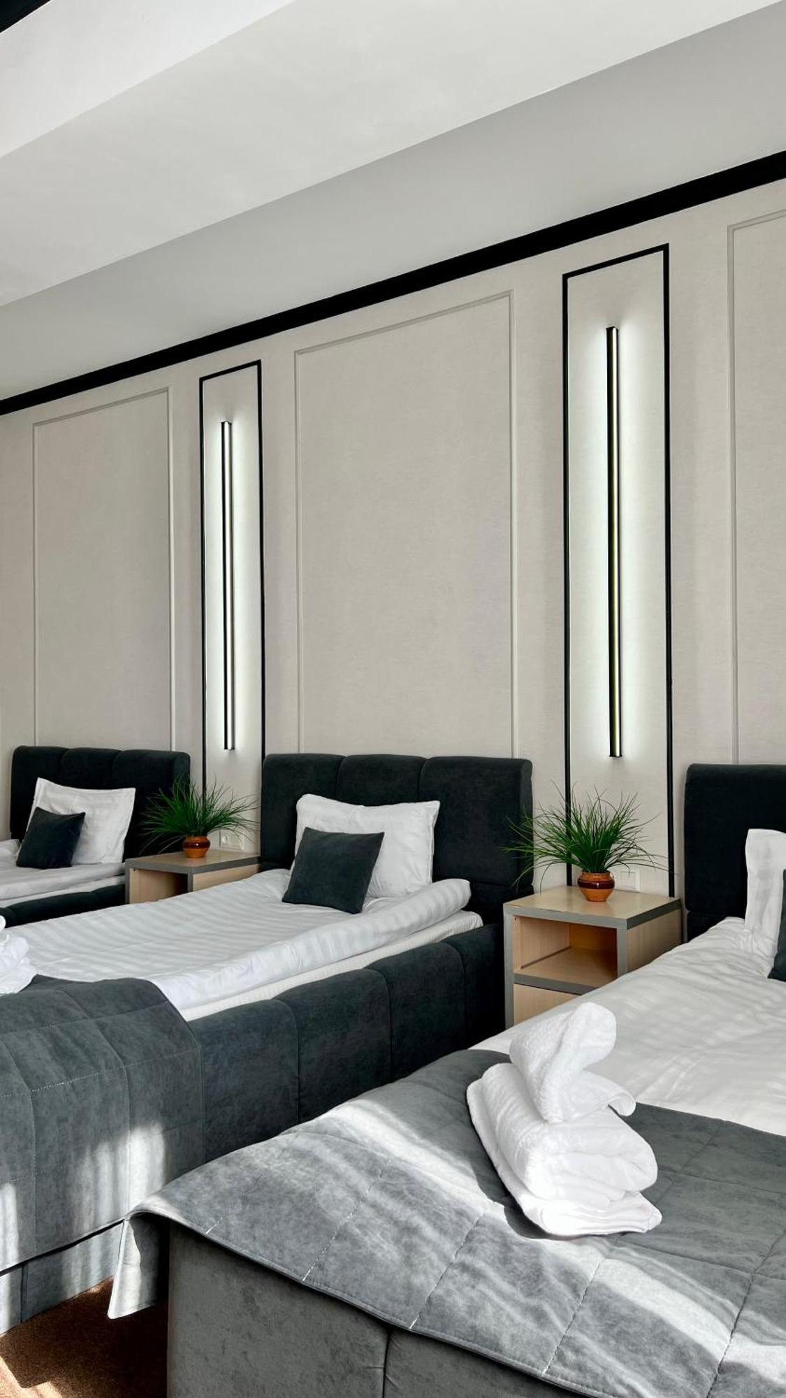 Caravan Hotel Karakol Bagian luar foto