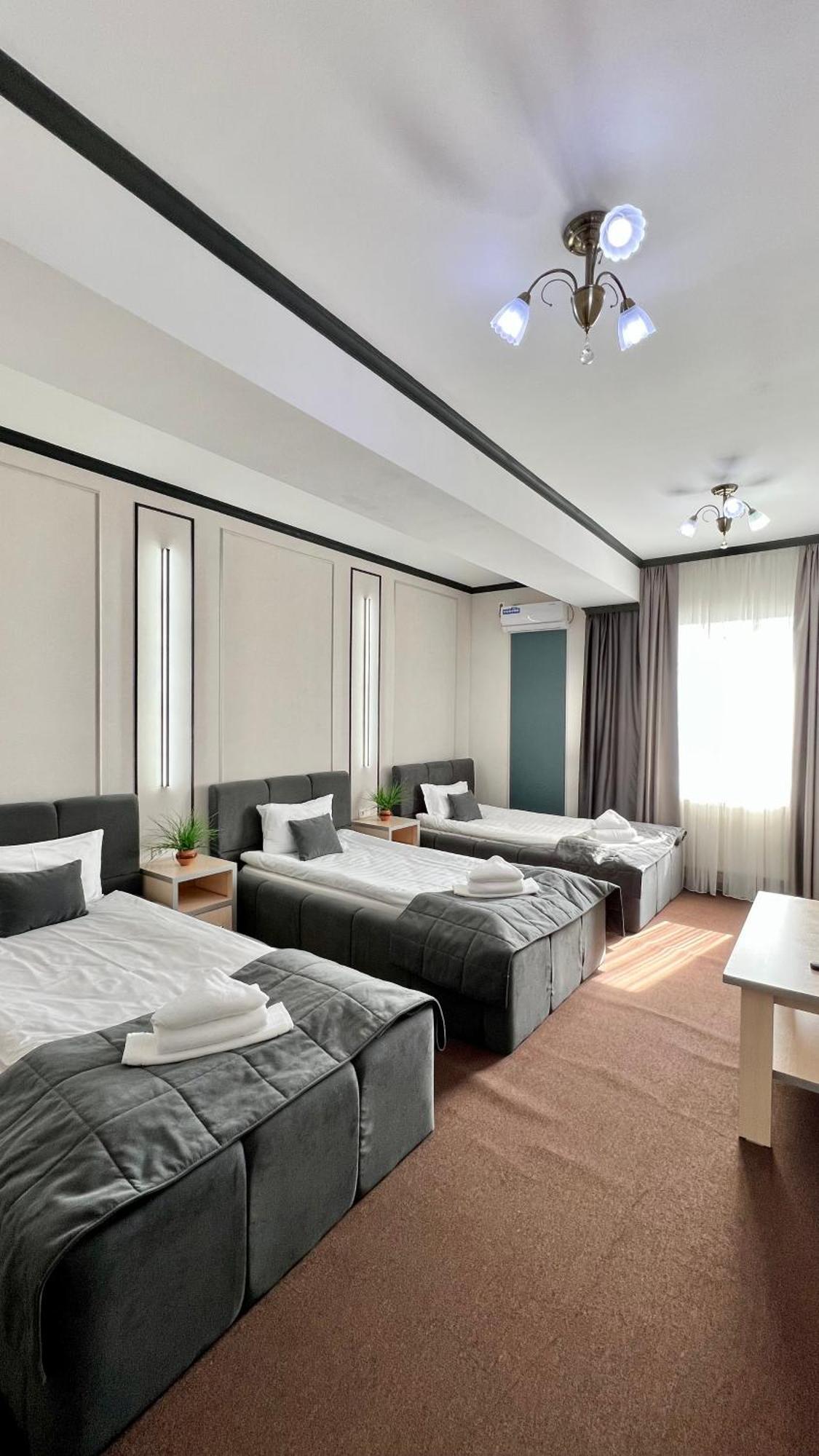 Caravan Hotel Karakol Bagian luar foto