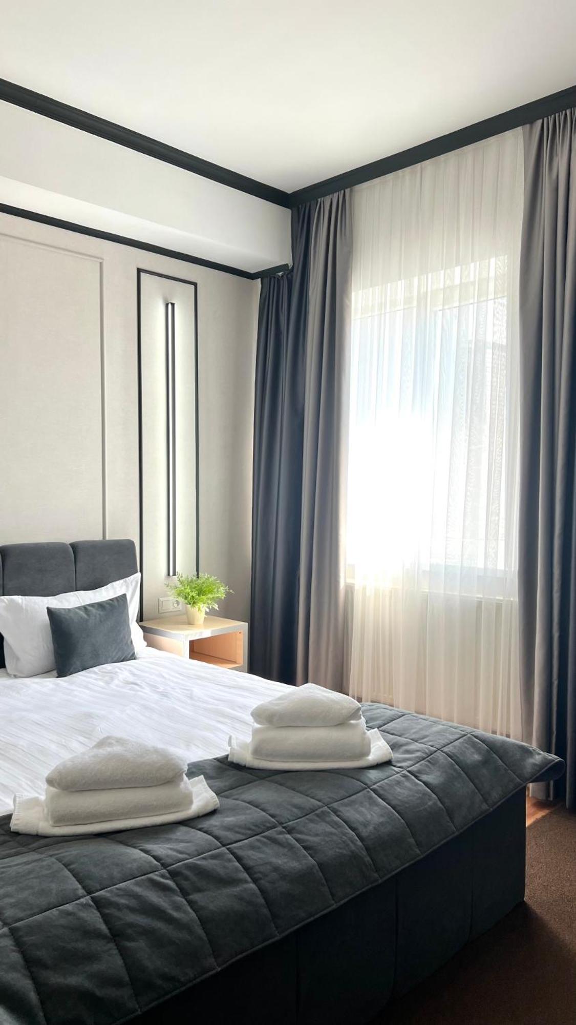 Caravan Hotel Karakol Bagian luar foto
